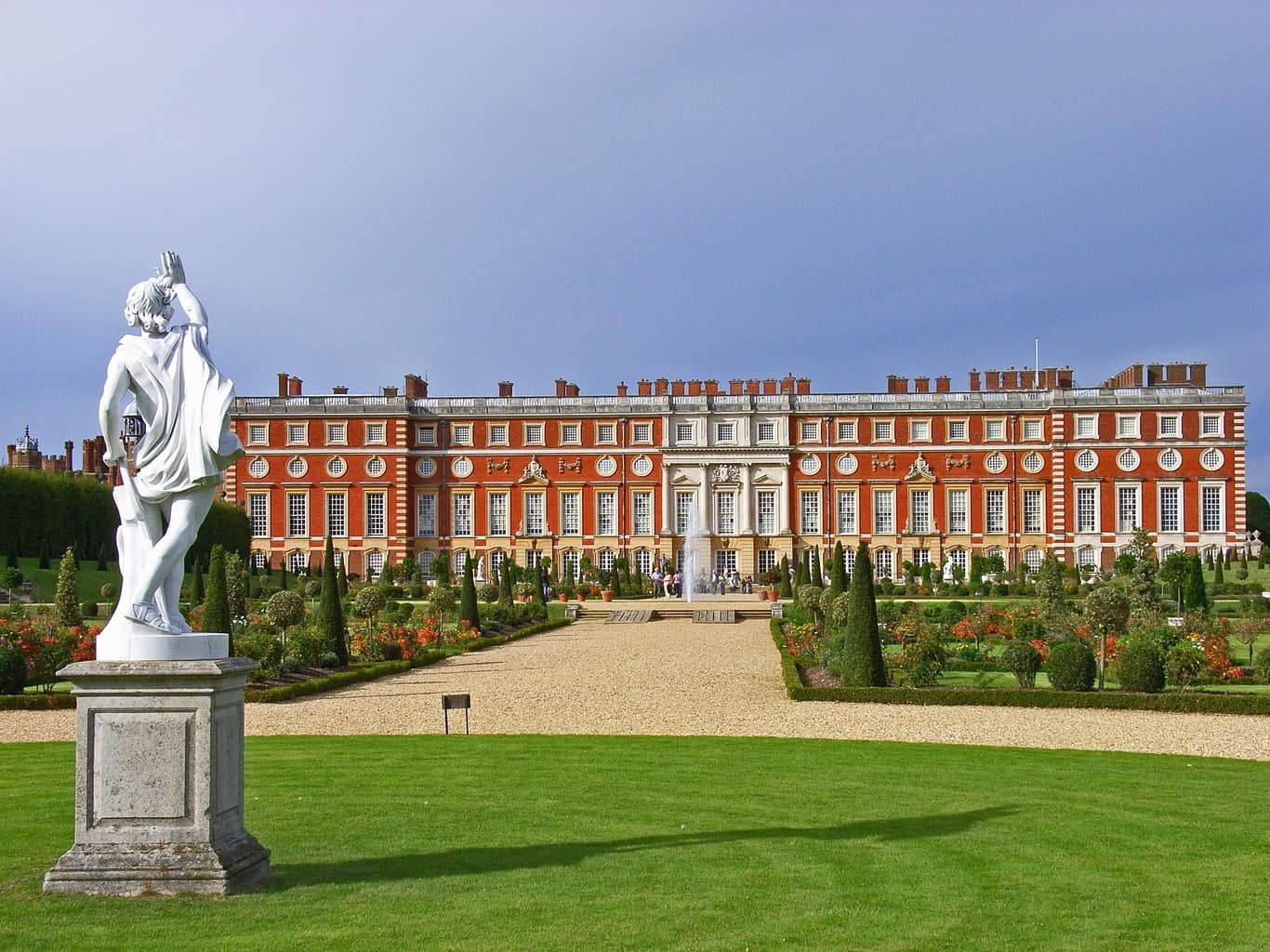 Exactly How to Get to Hampton Court Palace from London (+ Tips) - girl ...