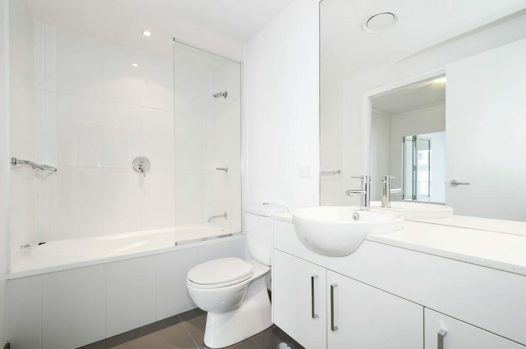 A shower bath with a half screen