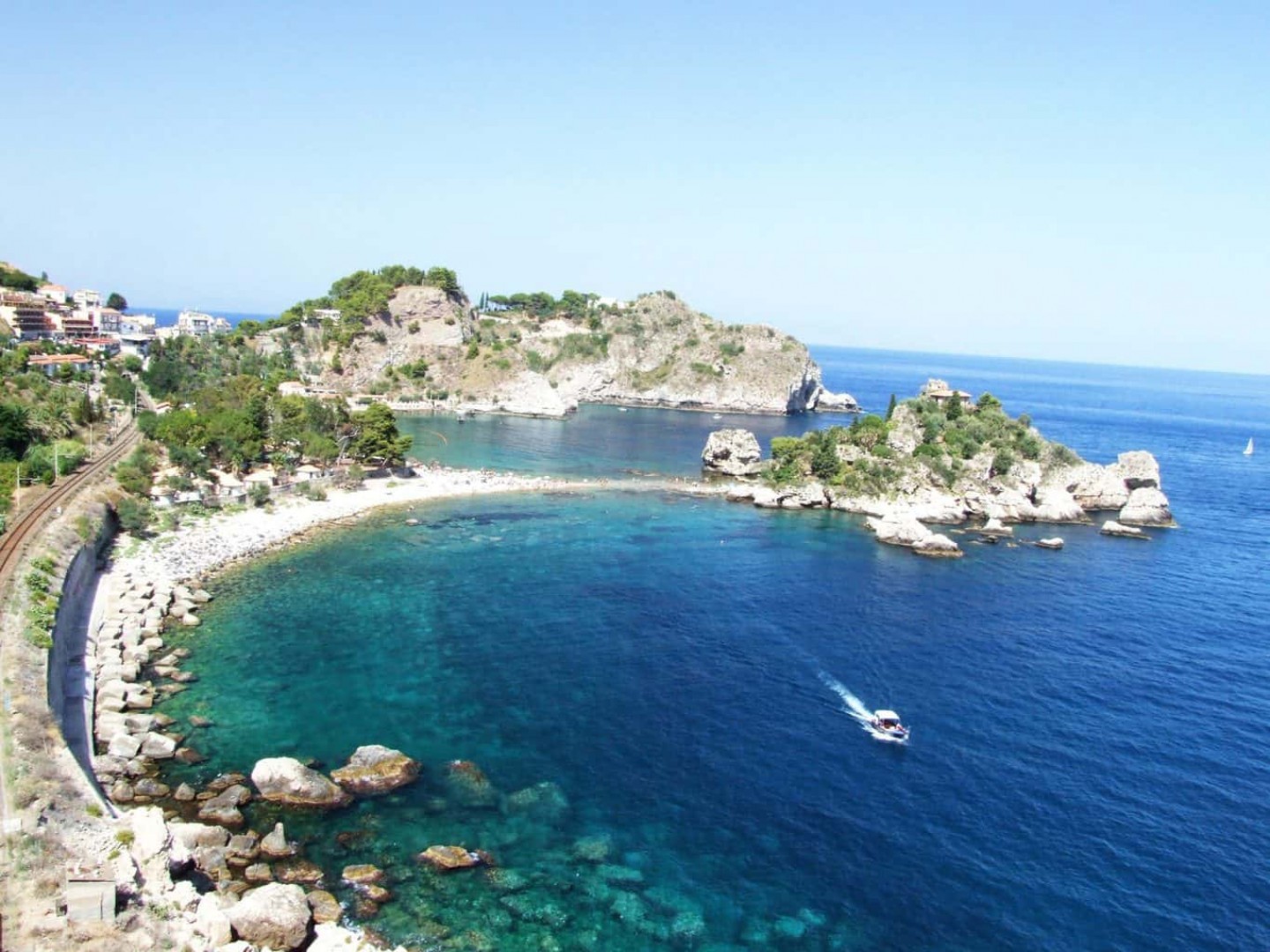 https://upload.wikimedia.org/wikipedia/commons/0/06/Isola_Bella-Taormina-Messina-Sicilia-Italy_-_Creative_Commons_by_gnuckx_%283826671173%29.jpg